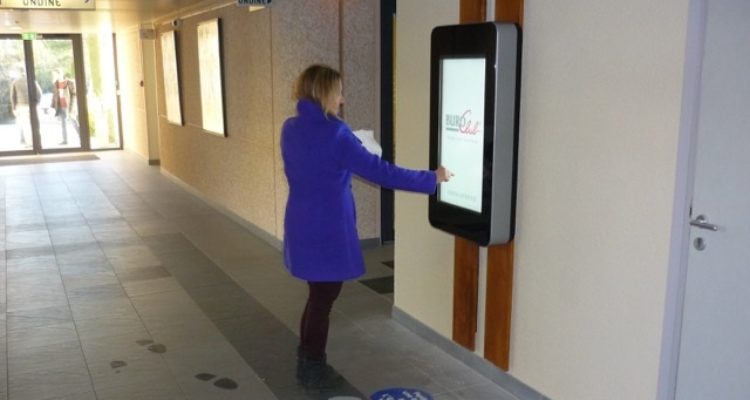 Borne d'accueil interactive en mode stand up