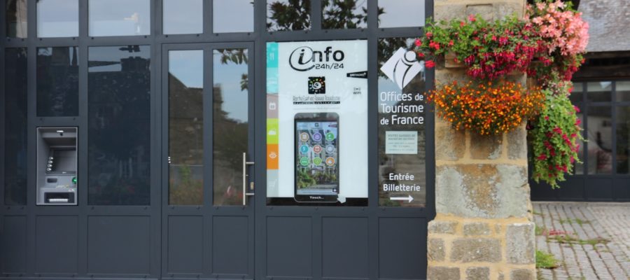 Borne vitrine à Rochefort en Terre