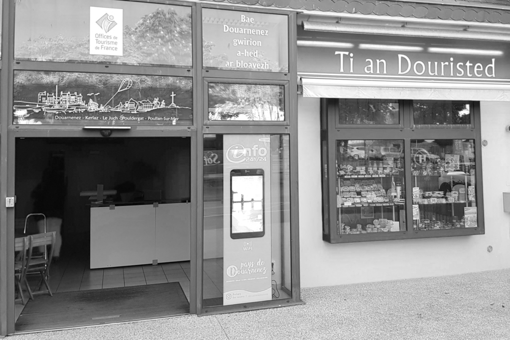 Borne Vitrine à l'Office de tourisme de Douarnenez