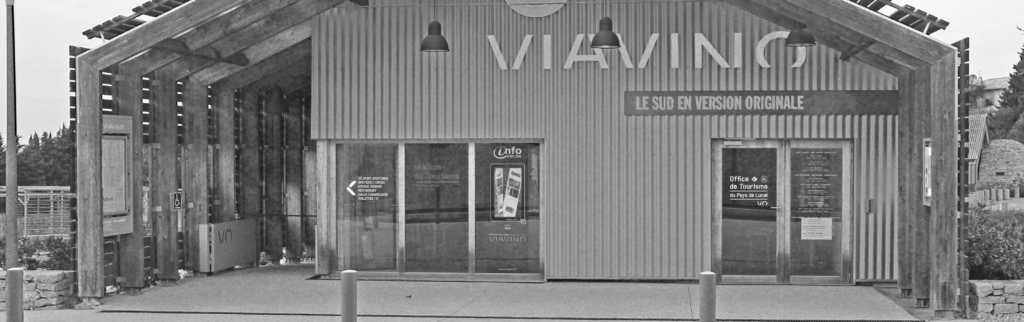 Vitre interactive à l'entrée du site de Viavino.