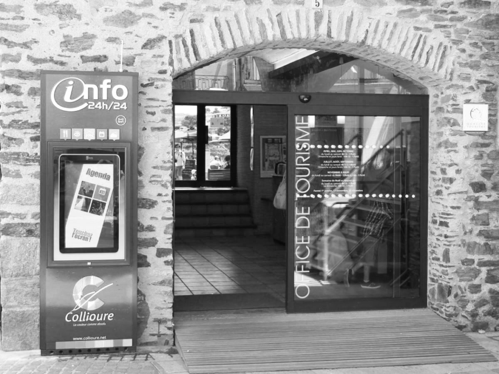 Totems dynamiques devant l'Office de Tourisme de Collioure