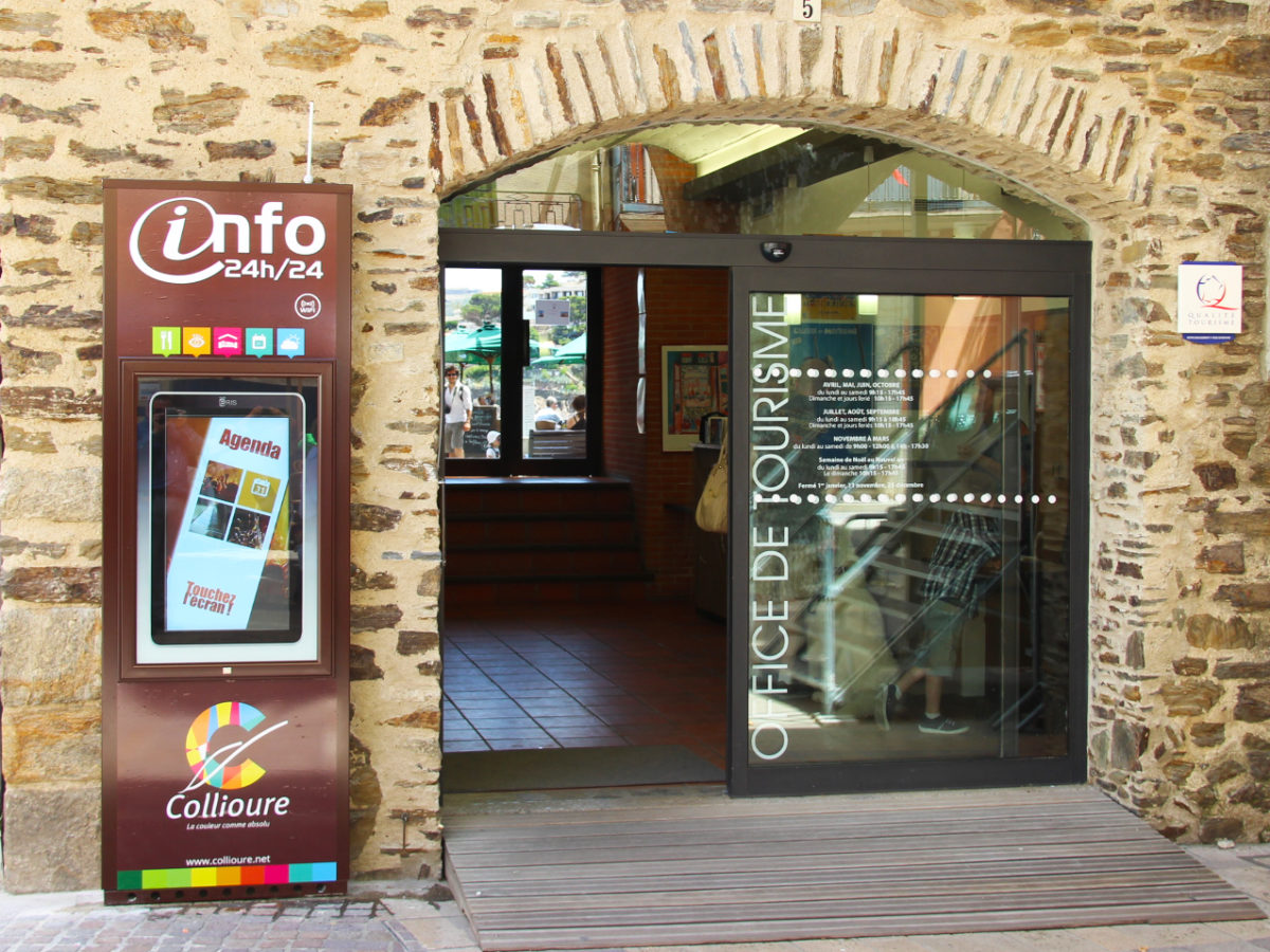 Totem interactif devant l'Office de Tourisme de Collioure
