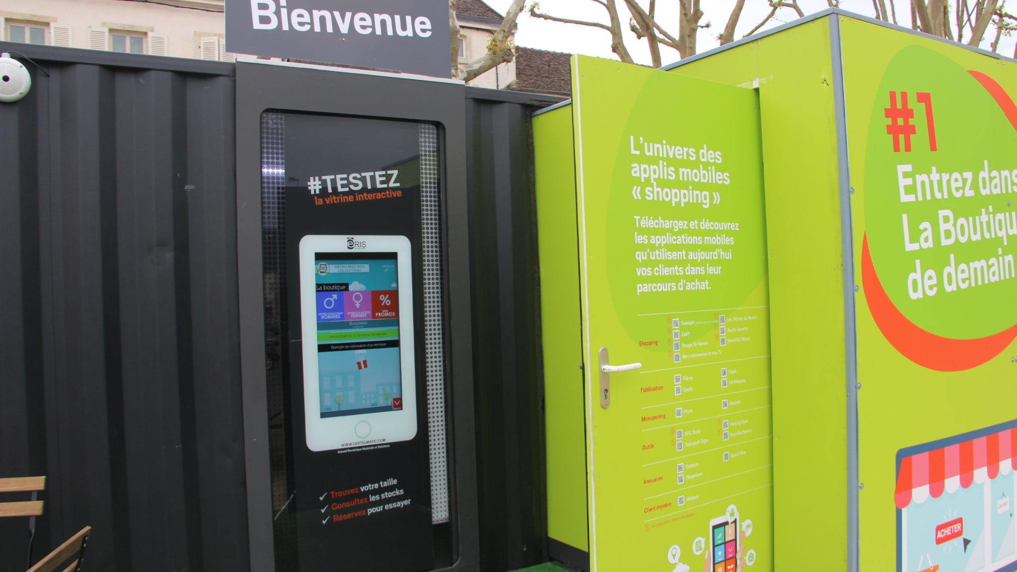 Borne interactive en vitrine - boutique de demain