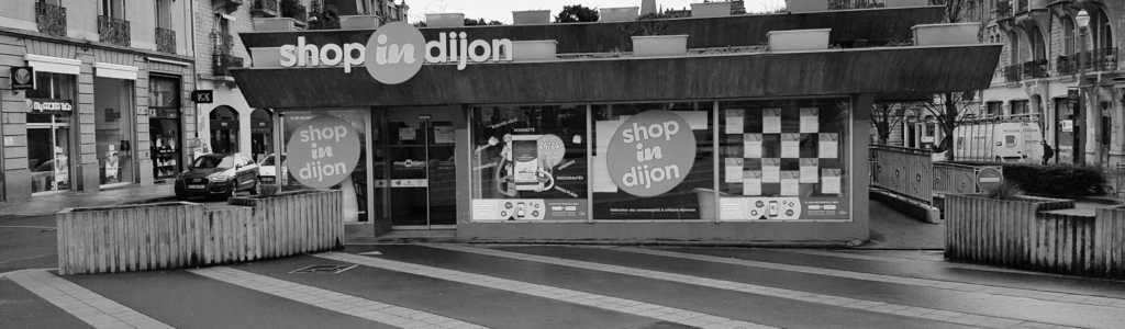 Bâtiment de Shop in Dijon avec une borne numérique en vitrine