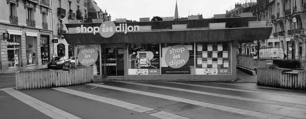 Bâtiment de Shop in Dijon avec une borne numérique en vitrine