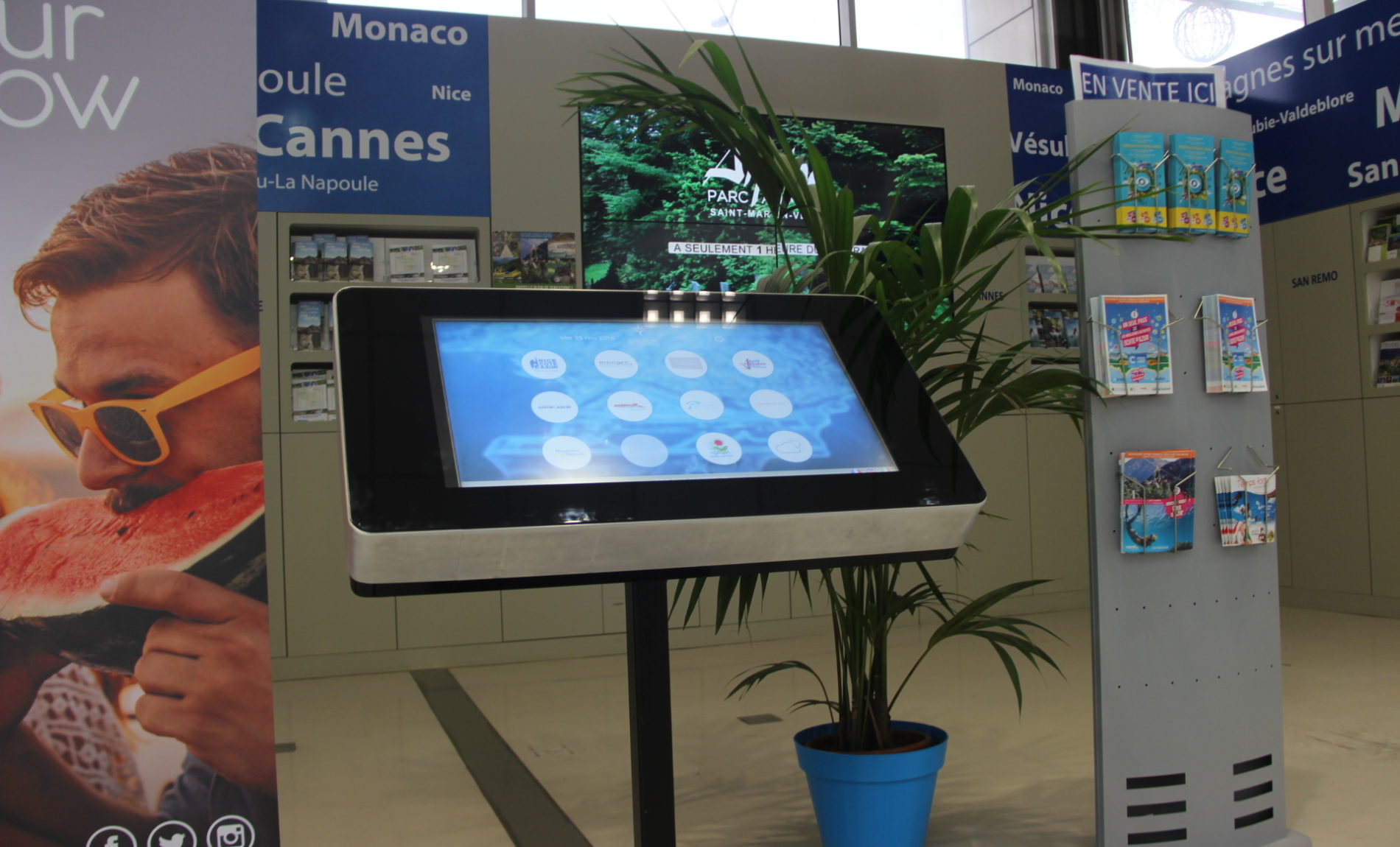 Borne interactive aéroport Nice - totems tactiles