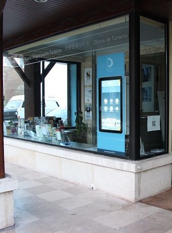 Borne vitrine à l'ancien office de tourisme de Deauville - Totem tactile