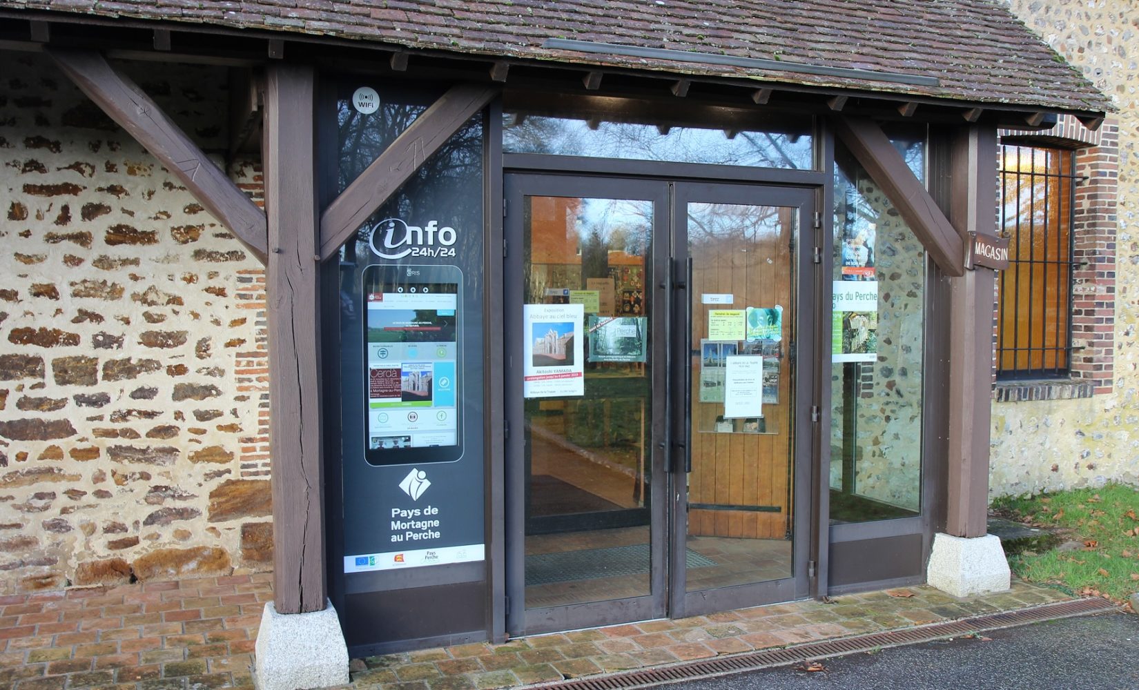 Borne vitrine à l'Abbaye de la Trappe - ecrans-interactifs-tactiles