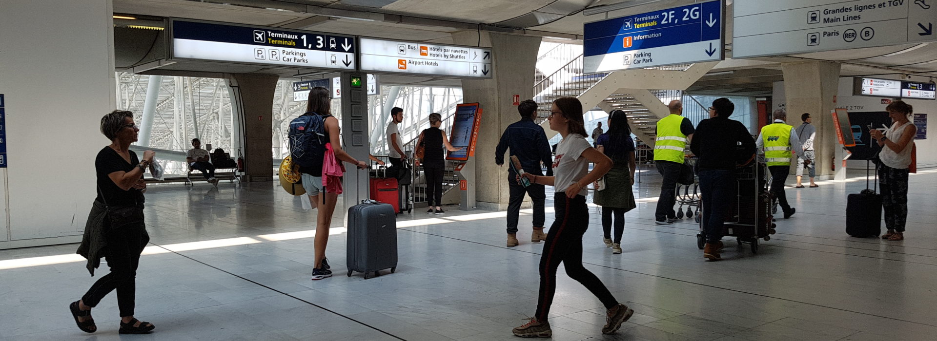 Intérieur de l'aéroport de Charles de Gaulle - totems digitaux