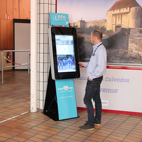 Borne d'information interactive à la Gare maritime de Ouistreham