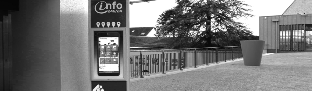 Totem interactif devant la mairie de Bressuire