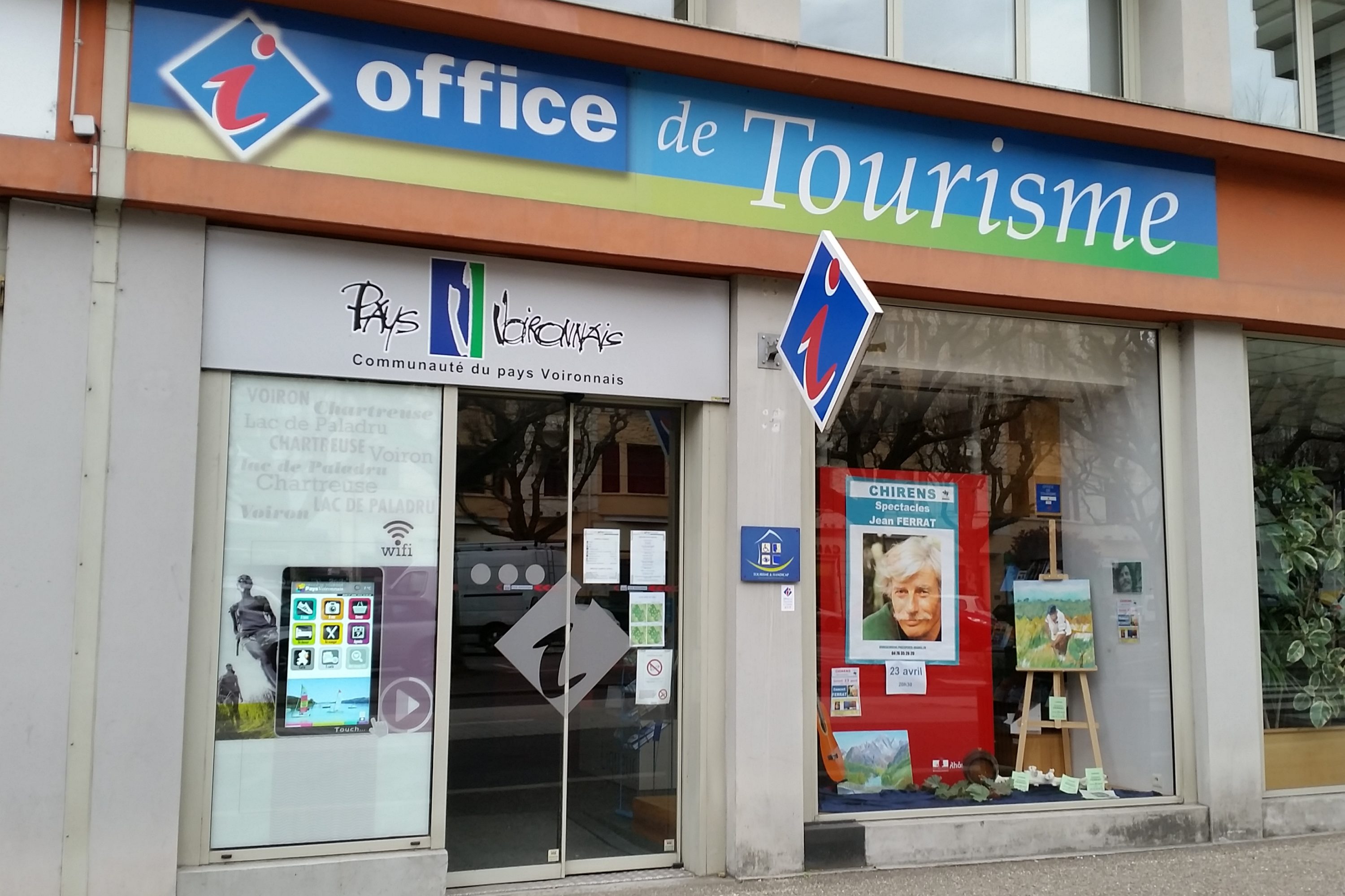 Borne vitrine Office de tourisme de Voiron - écrans d’affichage dynamiques