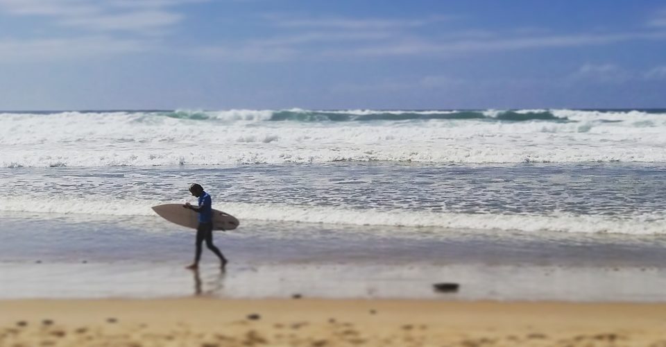 Surfeur sur la plage de Lacanau - Totems numériques