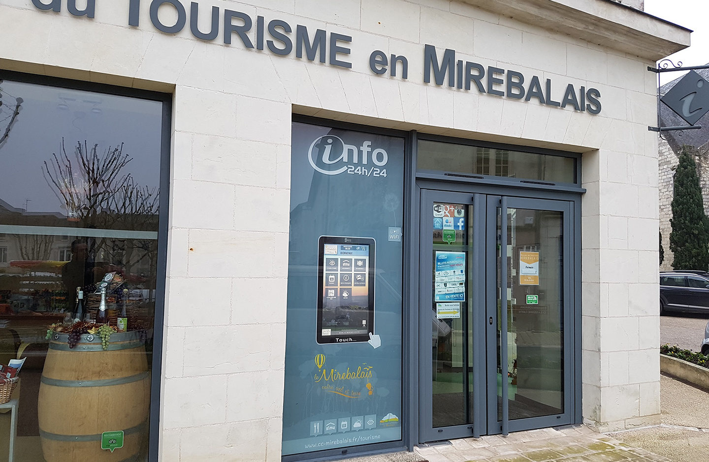 Bornes vitrines: Vitrine tactile devant l'office de Mirebeau