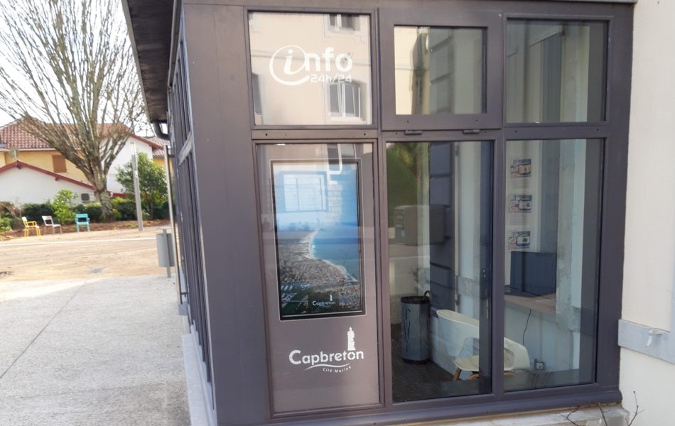 Une borne vitrine pour l'information municipale à la mairie de Capbreton