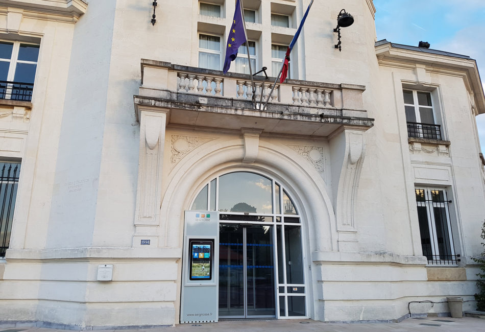 un totem digital devant la mairie de seignosse