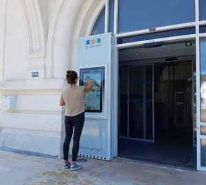 Utilisation du totem digital affichage légal devant la maire de seignosse