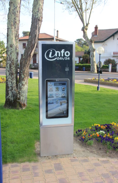 un totem interactif devant l'office de tourisme de Capbreton information municipale numérique