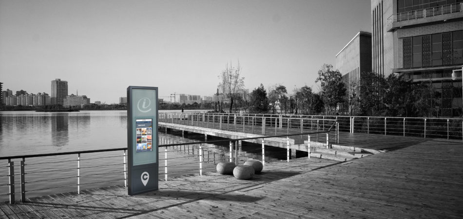 un totem interactif en extérieur à côté d'un plan d'eau