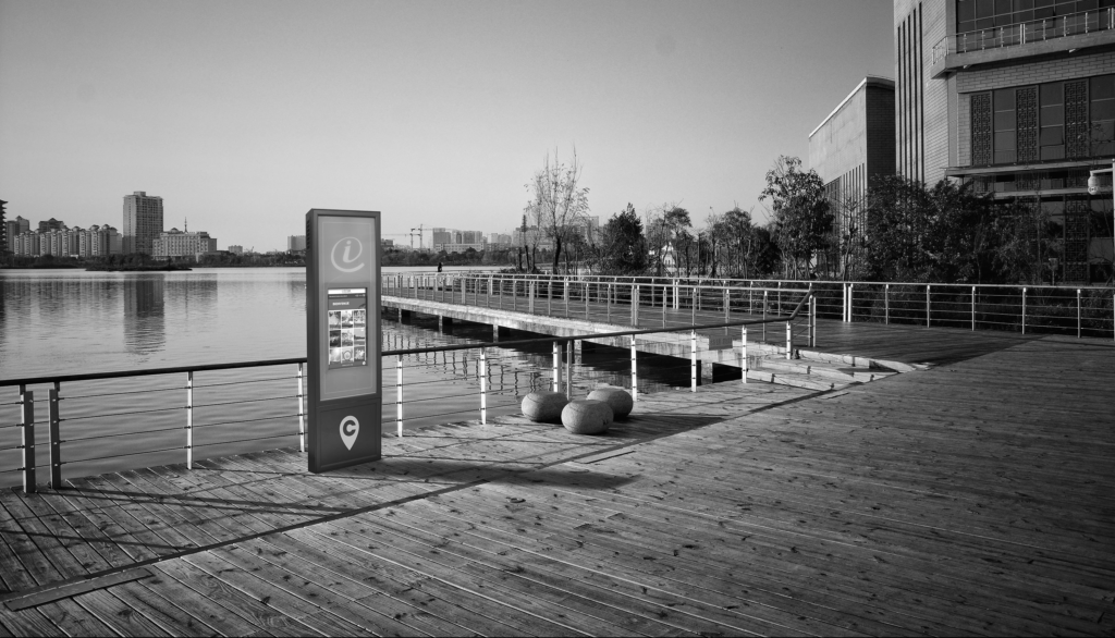 un totem interactif en extérieur à côté d'un plan d'eau