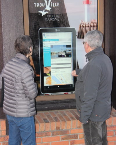 utilisation de la borne indoor interactive de l'office de tourisme de Trouville sur mer