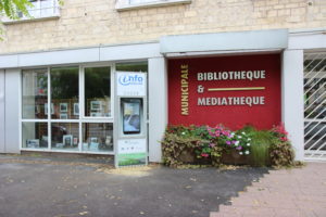 Un totem extéireur outils interactifs devant la bibliothèque, Pré Bocage Intercom