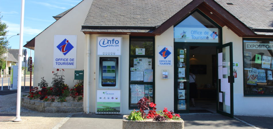 Totem interactif devant l'office de tourisme Pré bocage Interncom