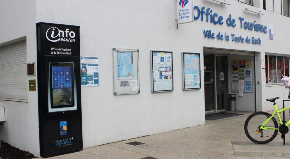 Totem interactif devant l'office de tourisme de la Teste-de-Buch