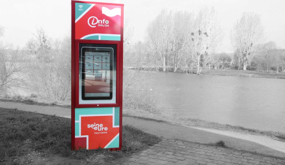 https://www.cartelmatic.com/wp-content/uploads/2020/11/supports-interactifs-totem-louviers-pont-darche1-950x550.jpg