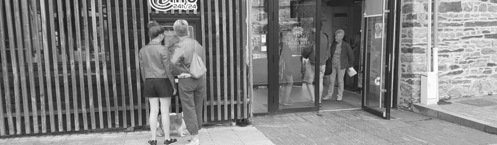 Borne vitrine à l'office de tourisme Brocéliande avec film anti covid-19