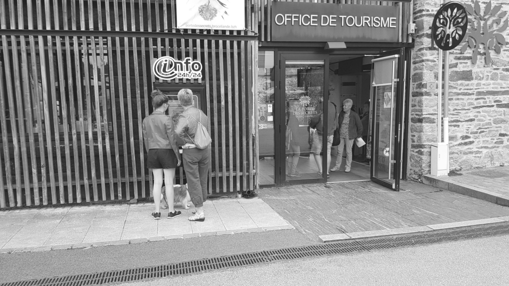 Borne vitrine à l'office de tourisme Brocéliande avec film anti covid-19